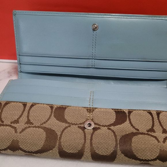 Coach Classic Logo Bifold Wallet. - Picture 7 of 11